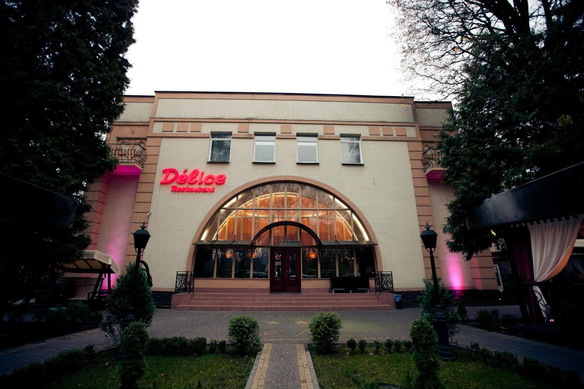 ホテル Delice リヴィウ エクステリア 写真
